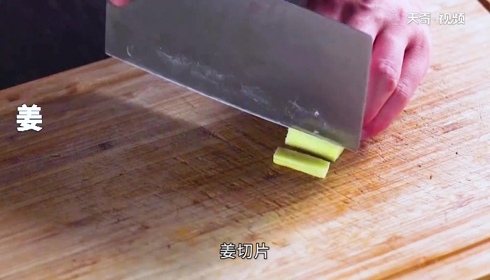 小鱼焖豆腐怎么做 小鱼焖豆腐的做法