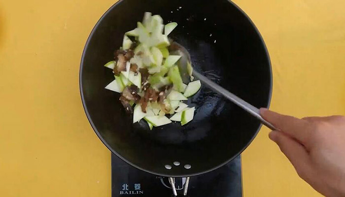 白瓜炒腊肉的做法 白瓜炒腊肉怎么做