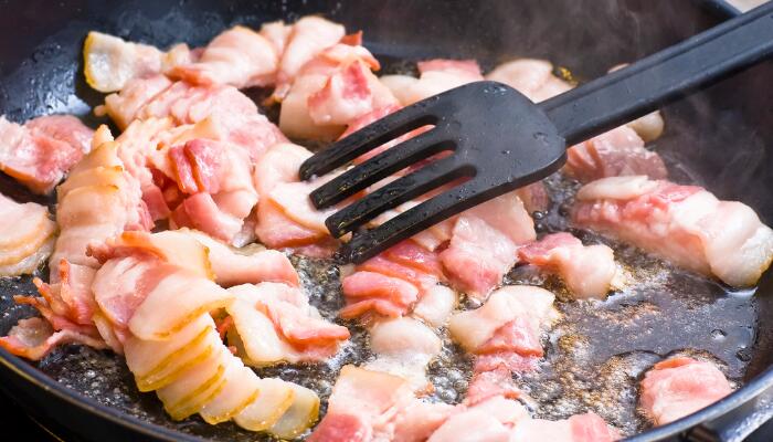 烧肉怎样避免崩油 炒五花肉如何防止溅油