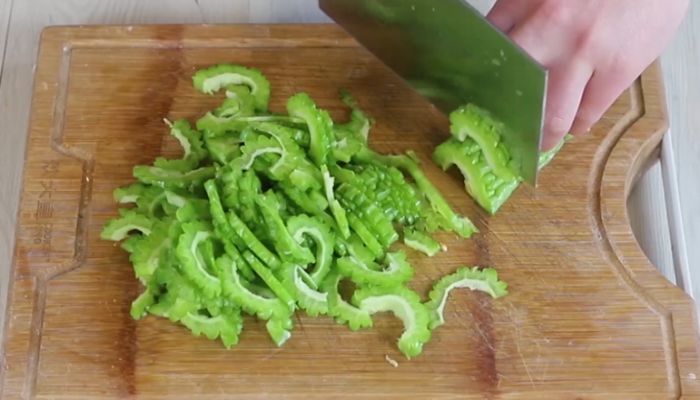 苦瓜芹菜怎么炒好吃  炒苦瓜芹菜怎么做