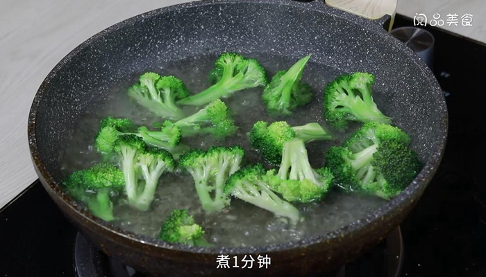 西兰花配蛋炒饭做法 西兰花配蛋炒饭怎么做