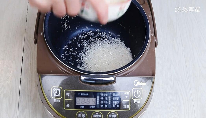 土豆肉丁焖饭的做法 土豆肉丁焖饭怎么做