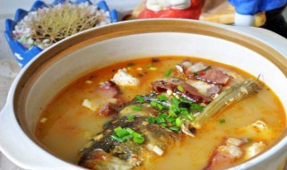 豆腐炖鱼的家常做法（豆腐炖鱼的家常做法视频）