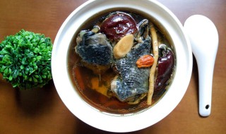 乌鸡煲汤用什么材料 乌鸡煲汤用什么材料煲好喝