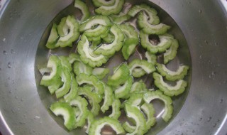 苦瓜没焯水可以直接炒吗（苦瓜没焯水可以直接炒吗能吃吗）