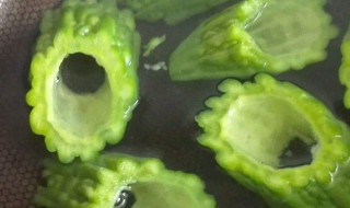 苦瓜先腌制还是先焯水（苦瓜是先焯水还是先腌）