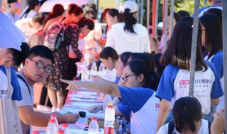 大学新生报道需要带的东西（大学新生报道需要带的东西去哪里）