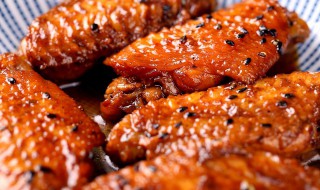 用烤箱烤鸡翅用锡纸吗 用烤箱烤鸡翅用锡纸吗怎么烤