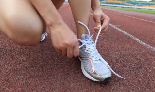 系男鞋带的方法（系男鞋带的方法视频）