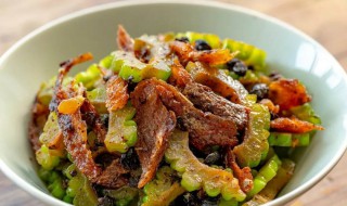豆豉鲮鱼炒苦瓜 豆豉鲮鱼炒苦瓜这道菜怎么做