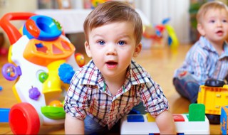 孩子第一次上幼儿园为什么会哭（为什么小孩第一次上幼儿园会哭）