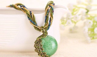 送女生项链的含义（送女生项链的含义和象征）