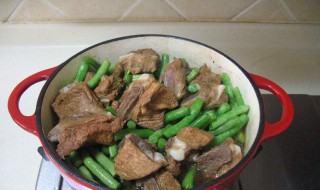 老豆角炖骨头做法（老豆角炖骨头做法大全）