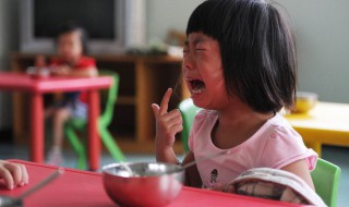 孩子第一次上幼儿园会哭怎么安慰 刚入幼儿园的孩子哭怎么安慰