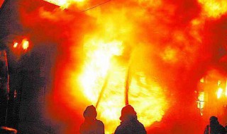 梦见车着火（梦见车起火但是被灭了）