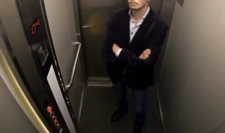 梦见电梯坠落（梦见电梯坠落自己逃过一劫）