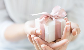 送女性朋友礼物排行榜（送女性朋友礼物排行榜一百左右）