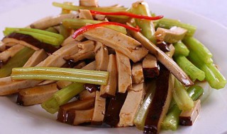 豆腐干炒芹菜（豆腐干炒芹菜怎么做）