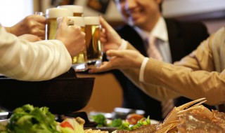 夜晚喝酒发朋友圈短句 深夜酒后发朋友圈的句子短句