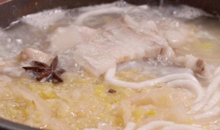 汆白肉酸菜的做法（汆白肉酸菜的做法东北）
