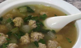 酸辣丸子汤的家常做法（酸辣丸子汤怎么做好吃窍门）