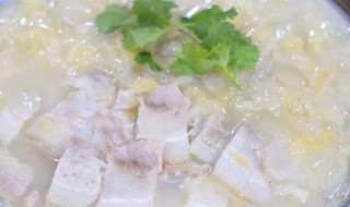 东北五花肉炖酸菜做法 东北五花肉炖酸菜做法视频
