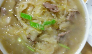 酸菜炖粉条的家常做法（东北酸菜炖粉条的家常做法）