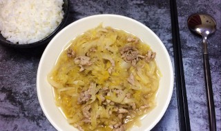 东北猪肉炖酸菜的做法（东北猪肉炖酸菜的做法大全）