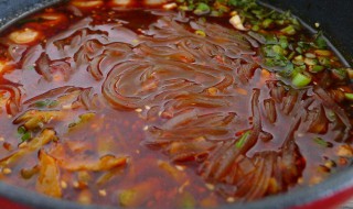 重庆酸辣粉的家常做法（重庆厨师教你做正宗的酸辣粉,做法简单,2分钟就能学会）