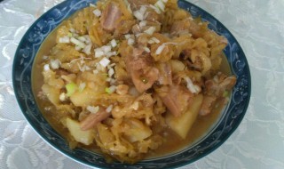 酸菜炖土豆的家常做法 酸菜炖土豆的家常做法东北