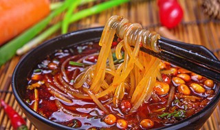 最简单的酸辣粉做法（最简单的酸辣粉做法视频）