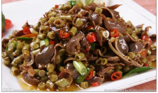 酸豆角炒鸡杂的做法 酸豆角炒鸡杂的做法视频