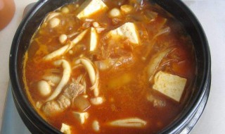 酸菜炖豆腐的家常做法（酸菜炖豆腐的家常做法窍门）