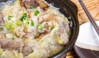 五花肉炖酸菜家常做法（五花肉炖酸菜家常做法窍门）