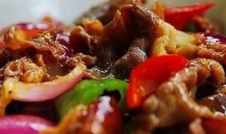 洋葱辣炒牛肉 洋葱辣椒炒牛肉做法