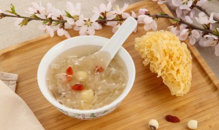 桂圆红枣莲子银耳羹 桂圆红枣莲子银耳羹的功效