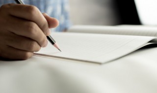 米兰的小铁匠歌词 米兰的小铁匠歌词表达了什么