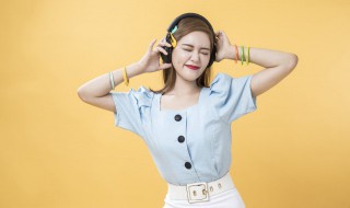 童年歌曲歌词（七彩的童年歌曲歌词）