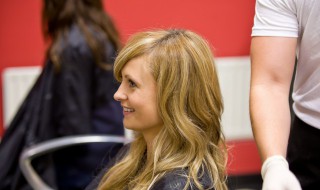 染发剂弄到手上洗不掉了（染发剂染到手洗不掉）