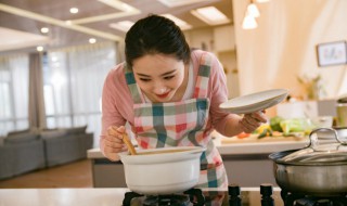 花生眉豆鸡脚汤的做法（花生眉豆鸡脚汤的做法下奶吗?）