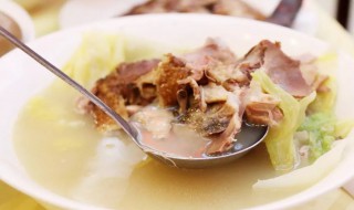 烤鸭鸭架汤的做法（烤鸭鸭架汤的做法视频）