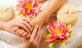 脚后跟干裂起硬皮裂口子怎么办（脚干裂起硬皮裂口子怎么办）