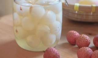 泡荔枝酒有白色沉淀正常吗（泡荔枝酒有白色沉淀正常吗能喝吗）