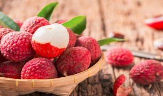 泡好的荔枝酒是什么颜色的 泡好的荔枝酒是什么颜色的呢