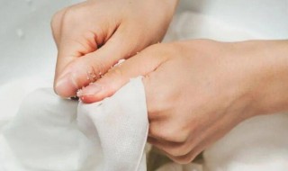 衣服上有白斑洗不去怎么办 洗衣服出现白斑怎么办