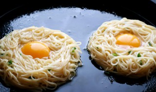 如何制作好吃的方便面鸟巢饼（土豆鸟巢饼怎么做）