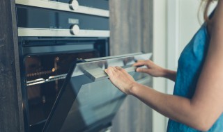 吸油纸可以放进烤箱烤吗（吸油纸可以放入烤箱烤吗）