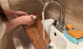 如何清洗案板（如何清洗案板残留的色素）