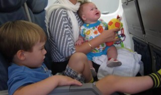 小孩怎么坐飞机（小孩怎么坐飞机需要什么证件）