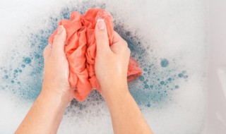 万能胶水粘到衣服上怎么洗掉 衣服上沾到万能胶水怎么去除